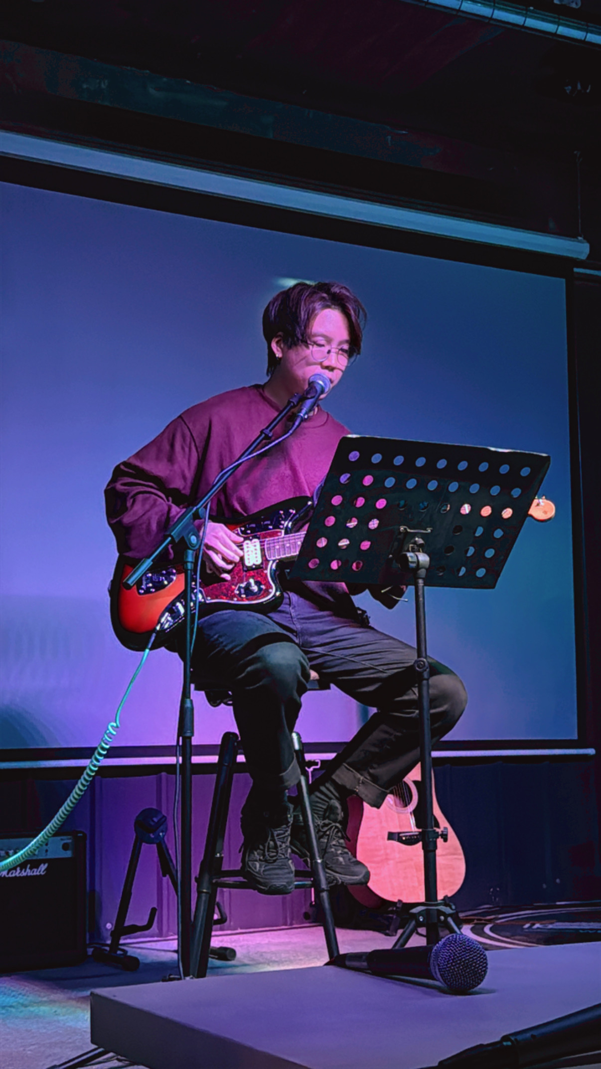 學生在舞台上演唱